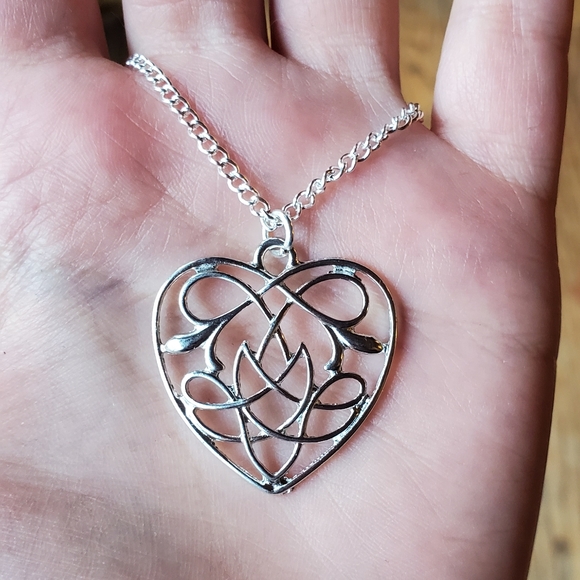 NWOT Silver Celtic Knot Heart Necklace - Picture 5 of 9